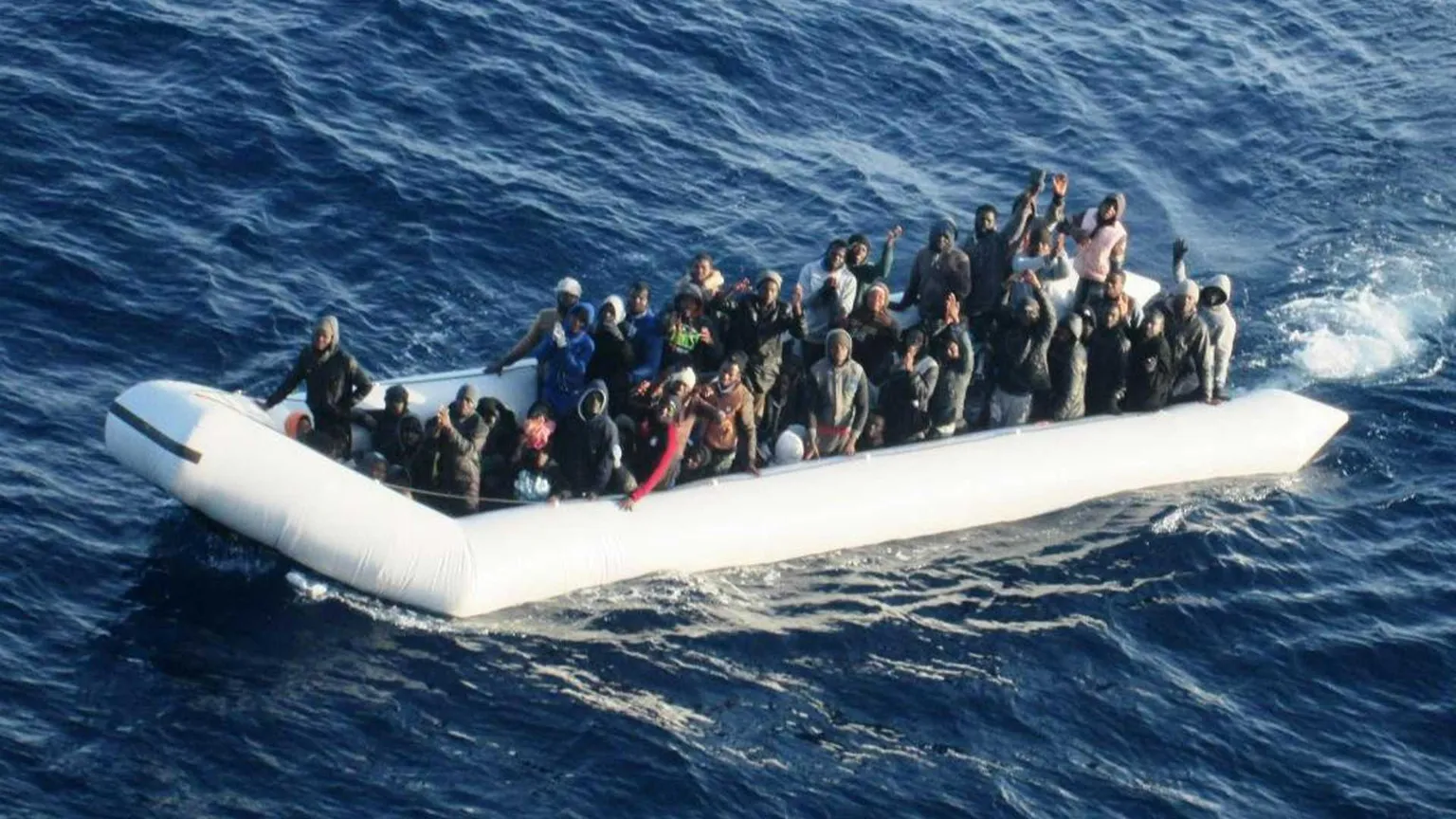 Faraj e gli altri “scafisti” assolti: le storie dei migranti costretti a stare al timone