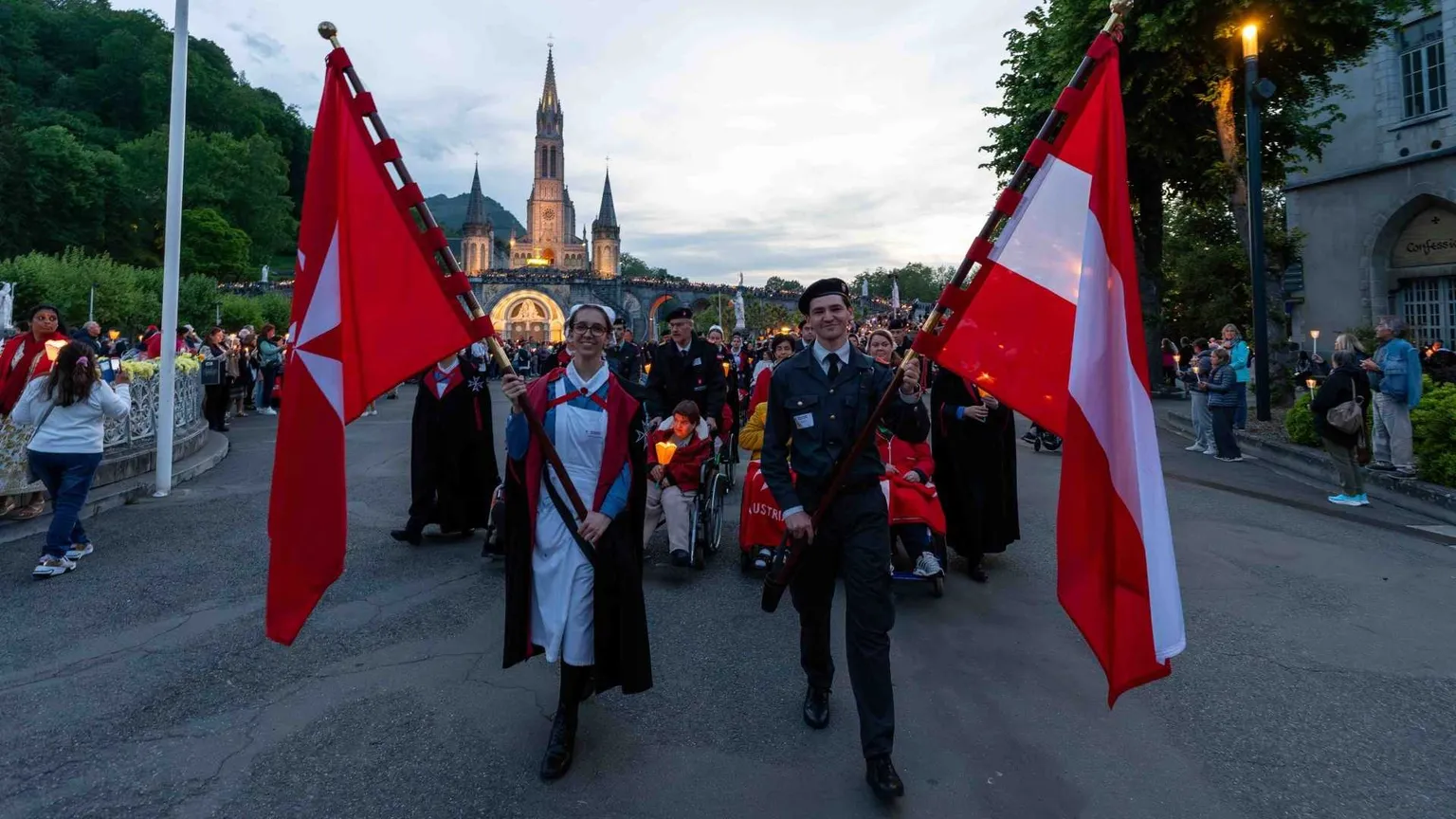 I membri dell’Ordine di Malta durante una processione del loro pellegrinaggio internazionale a Lourdes