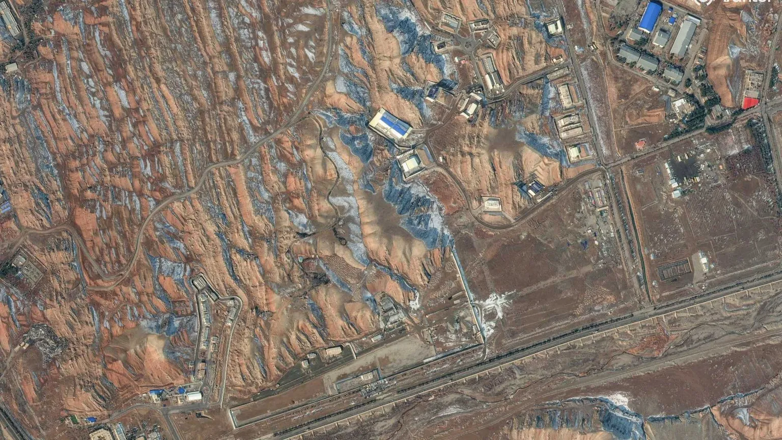 Un’immagine satellitare mostra i danni al complesso militare iraniano di Parchin dopo i raid israeliani e statunitensi
