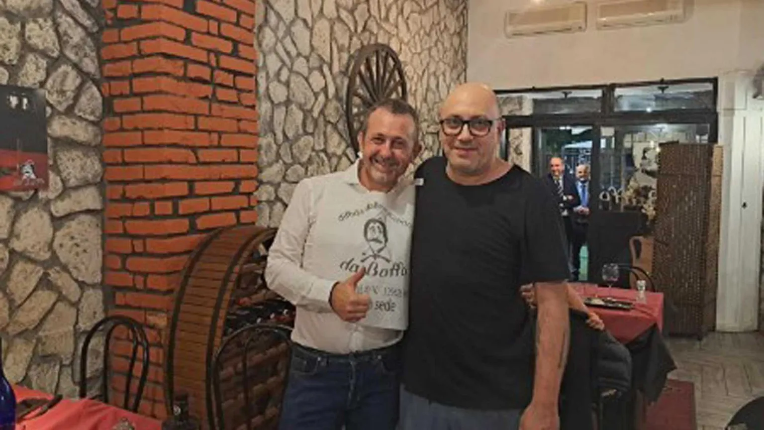 Caso Bisteccheria, la Procura di Roma chiede alla Camera le chat tra Delmastro e Caroccia