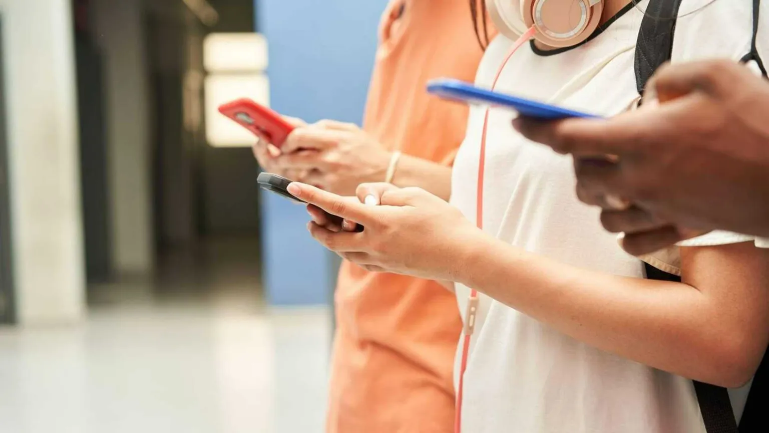 Scuole senza smartphone? I primi studi non danno certezze