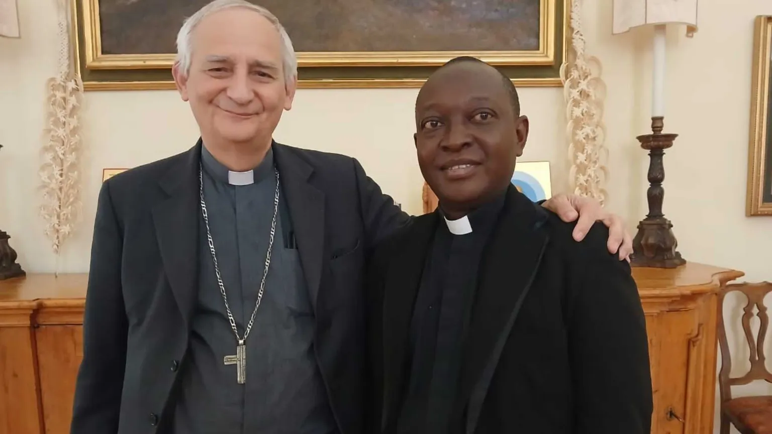 Il sacerdote congolese don Dieudonné Kambale assieme al cardinale Matteo Zuppi