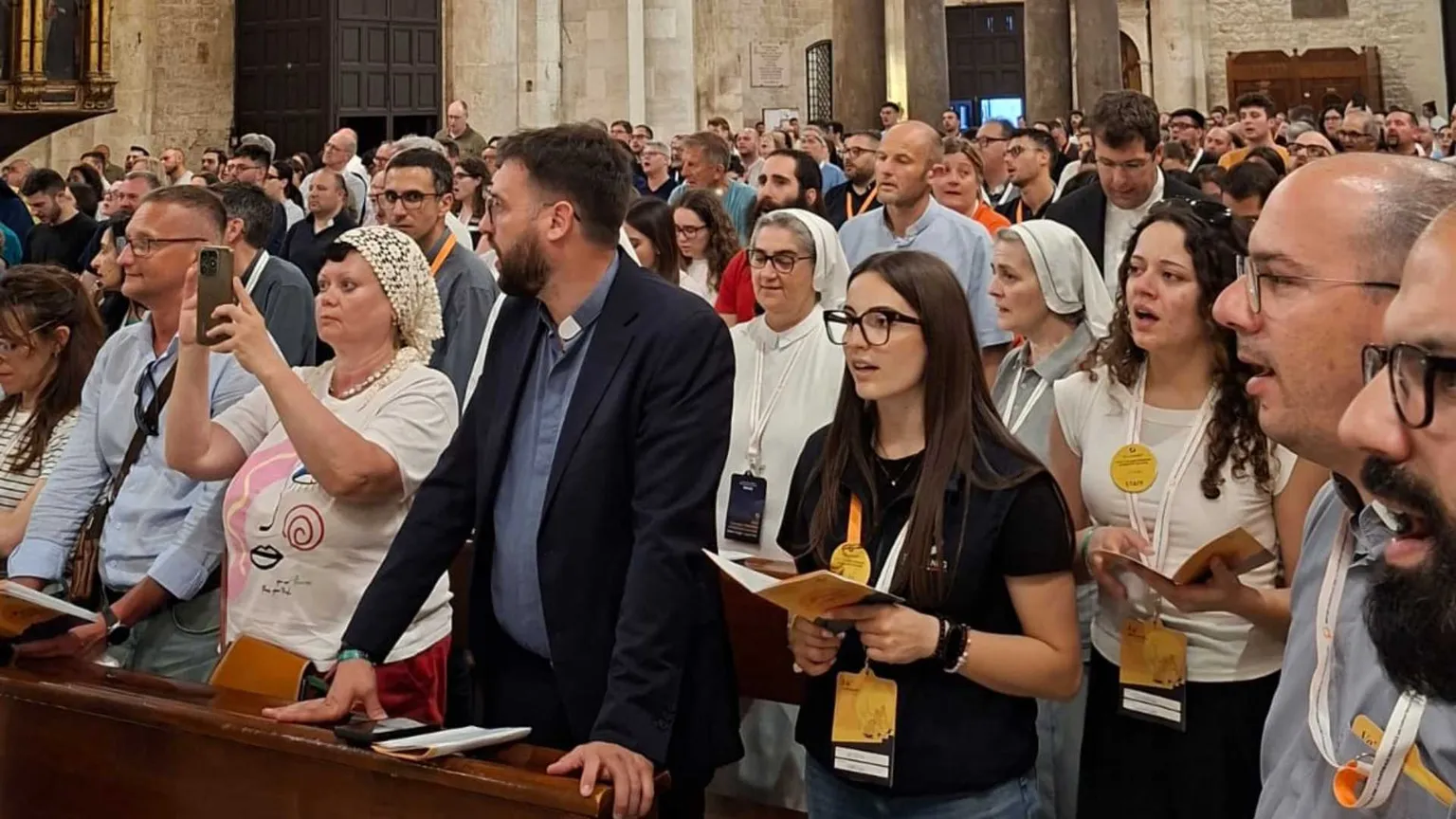 Un momento della veglia di preghiera nella Basilica di San Nicola a Bari con i partecipanti al 29° Convegno nazionale di pastorale giovanile