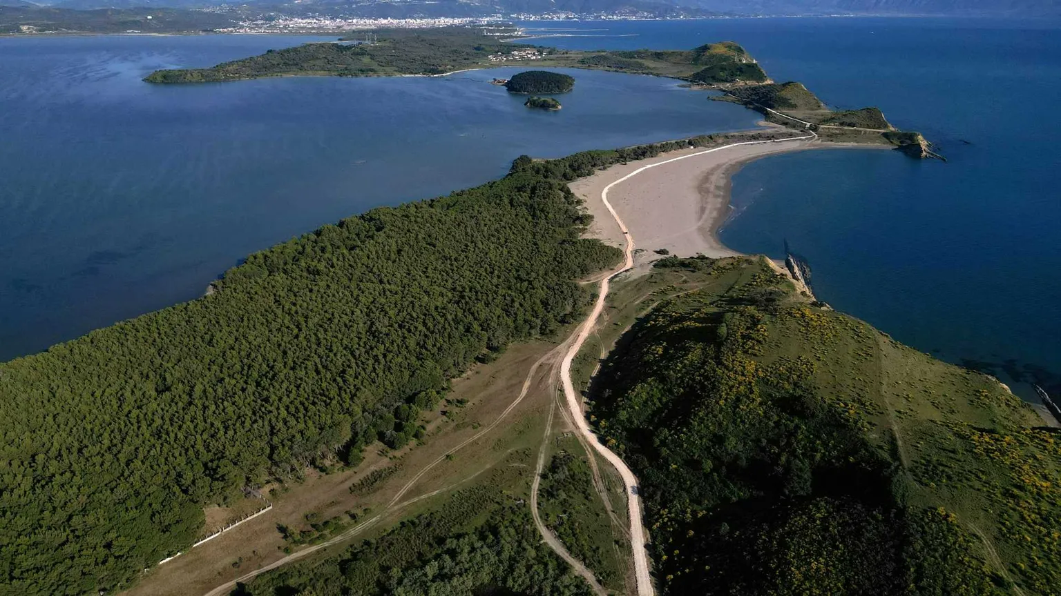 Una ripresa aerea della baia di Zvernec nell'area protetta di Vjosa-Narte, dove è prevista la costruzione di un resort di lusso da parte di una società legata al genero di Donald Trump, Jared Kushner, vicino a Valona, in ​​Albania