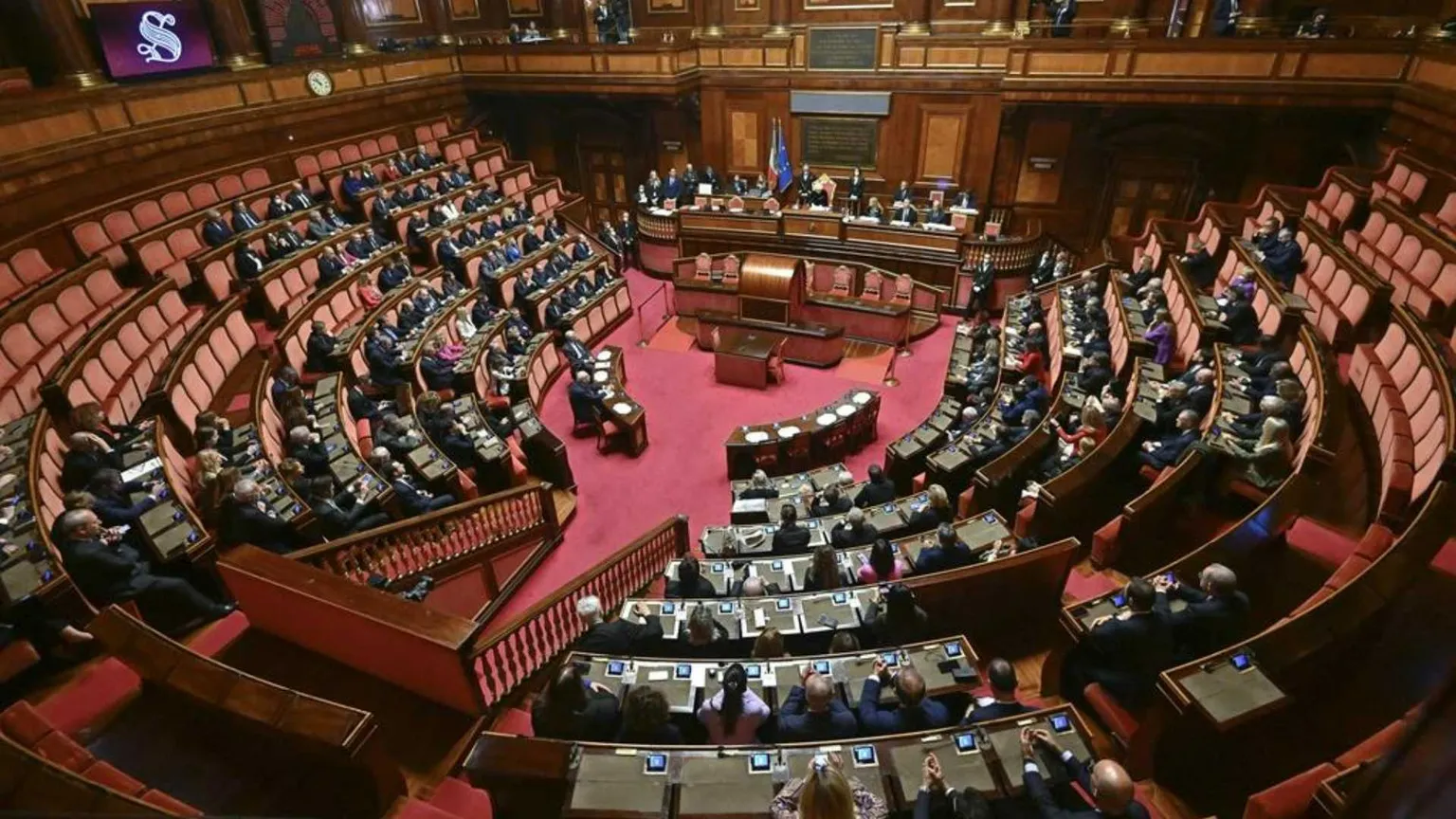 La politica e la Corte: ossequi formali e aggiramenti sostanziali