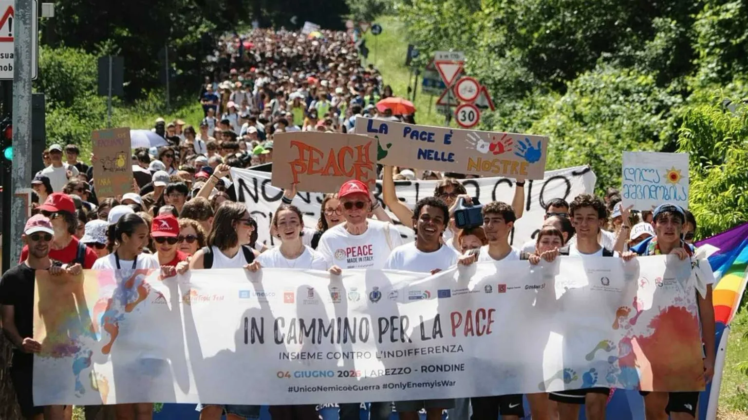 I quattromila ragazzi che hanno dato vita ieri mattina alla marcia per la pace lungo la strada da Arezzo a Rondine / Foto Lorenzo Pagliai