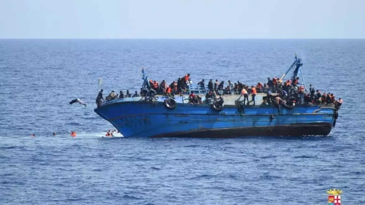 Patto Ue sui migranti, l'Italia parte in anticipo. Frontiere, trattenimenti e ricorsi: ecco cosa cambia