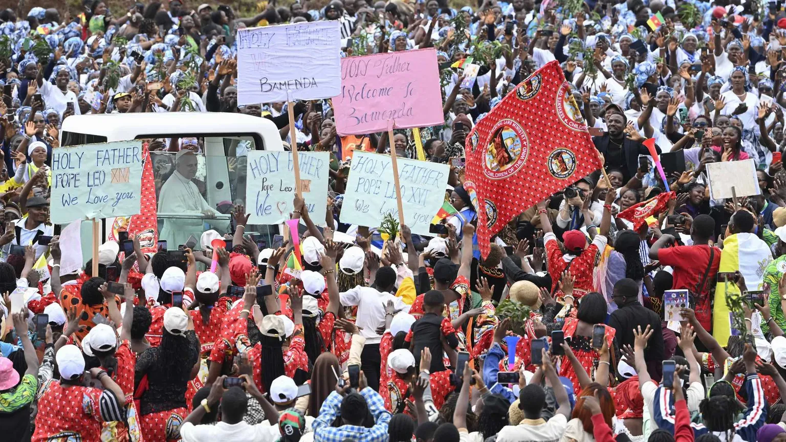 Leone XIV tra i fedeli a Bamenda in Camerun / Siciliani