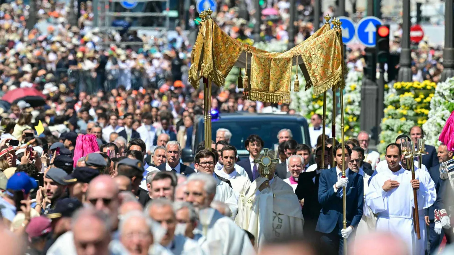 In due milioni con il Papa a Madrid. «Nessuno può inginocchiarsi davanti al Signore e disprezzare il fratello»