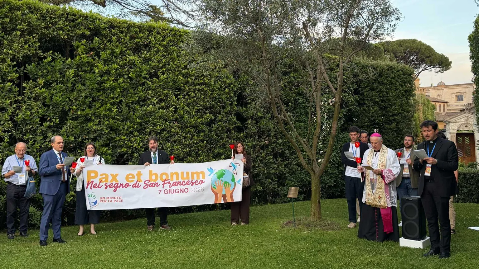 Nei Giardini Vaticani il momento di preghiera attorno all'ulivo piantato da papa Francesco nel 2014 con Shimon Peres e Abu Mazen / AZIONE CATTOLICA ITALIANA