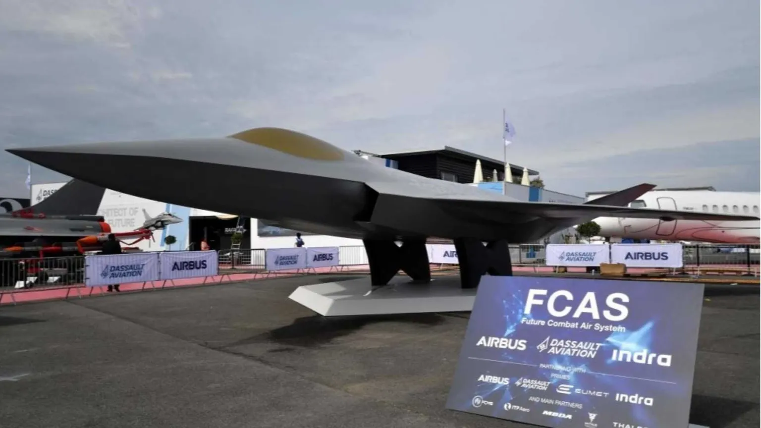 Il prototipo di un aereo con la scritta FCAS