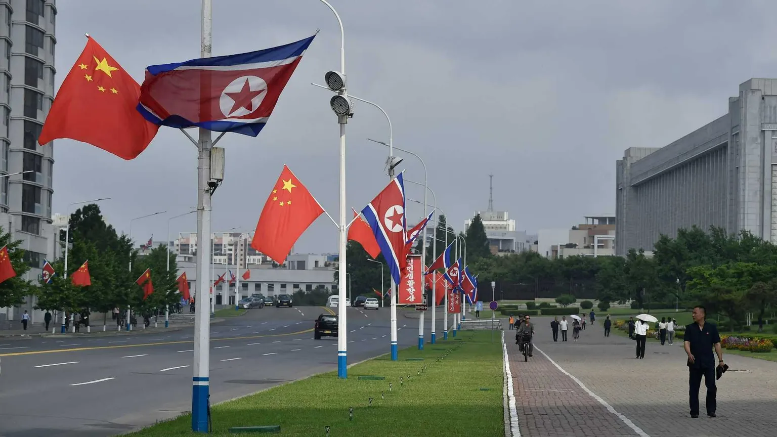 Le bandiere di Cina e Corea del Nord adornano le strade di Pyongyang in occasione della visita del presidente cinese Xi Jinping