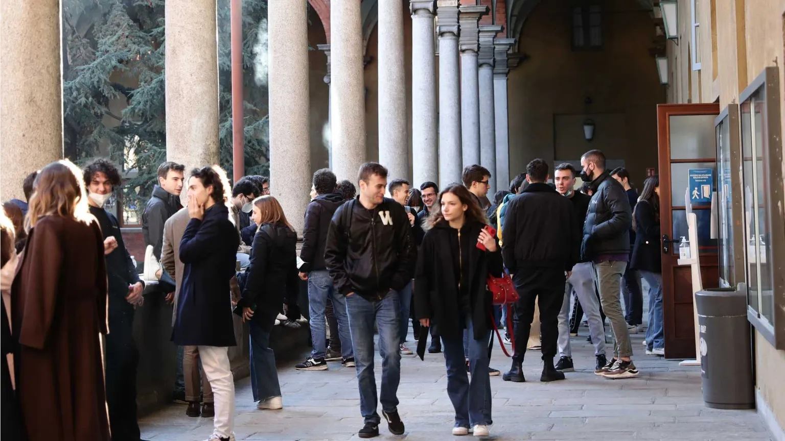 I laureati trovano prima lavoro (ma gli stipendi restano bassi)