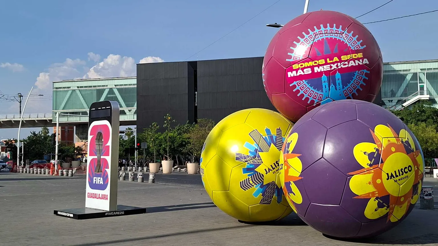 Un'istallazione con giganteschi palloni da calcio colorati e accanto il cartello della Fifa creati in occasione dei Mondiali a Guadalajara, in Messico