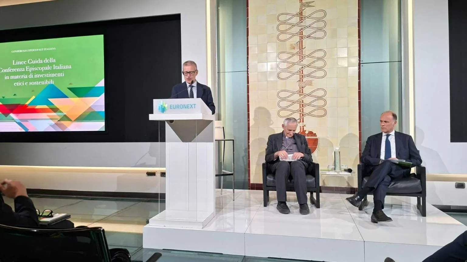 «La finanza metta al centro la persona». Ecco cosa dice la Chiesa italiana sugli investimenti