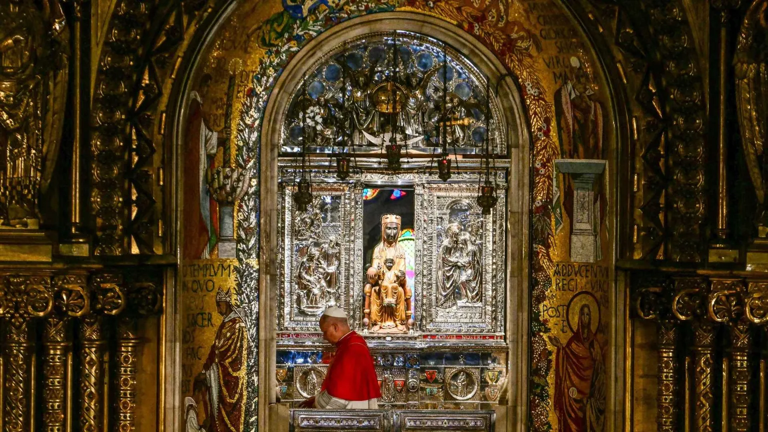 Il Papa all'arrivo a Montserrat