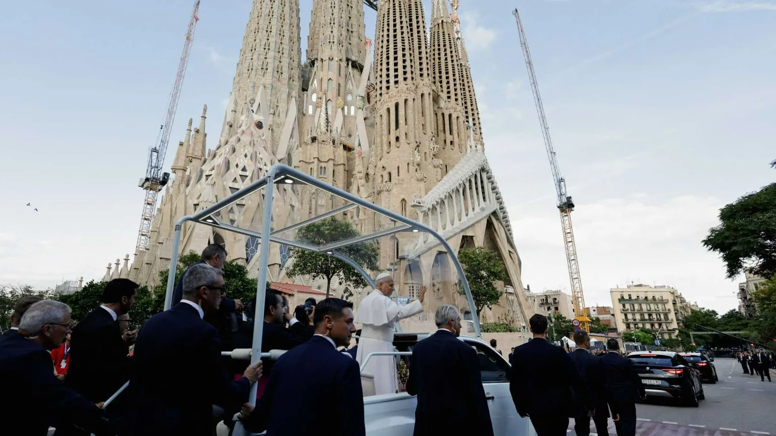 Il Papa alla Sagrada Família: non si può credere in Gesù e fare la guerra
