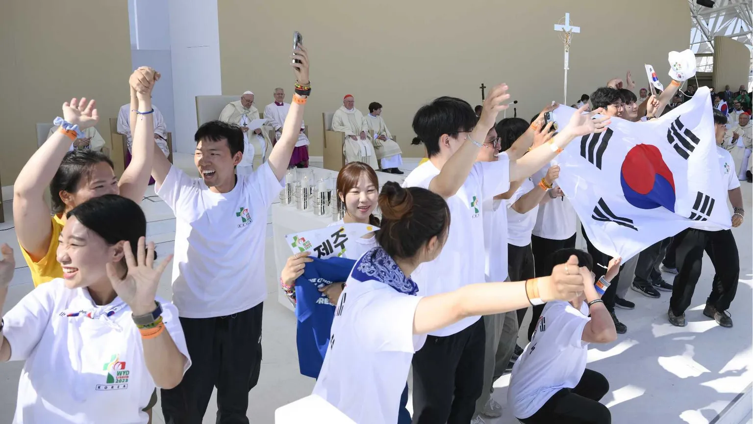 Lisbona, 6 agosto 2023: i giovani coreani fanno festa assieme a papa Francesco, che ha appena annunciato la Gmg di Seul del 2027 / SICILIANI