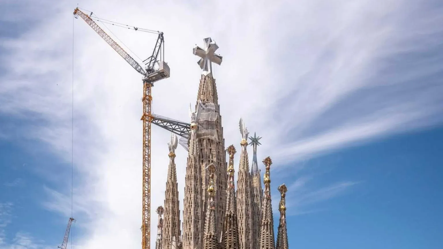 Lo splendore della Sagrada Família e quelle gru che parlano di "imperfetto"