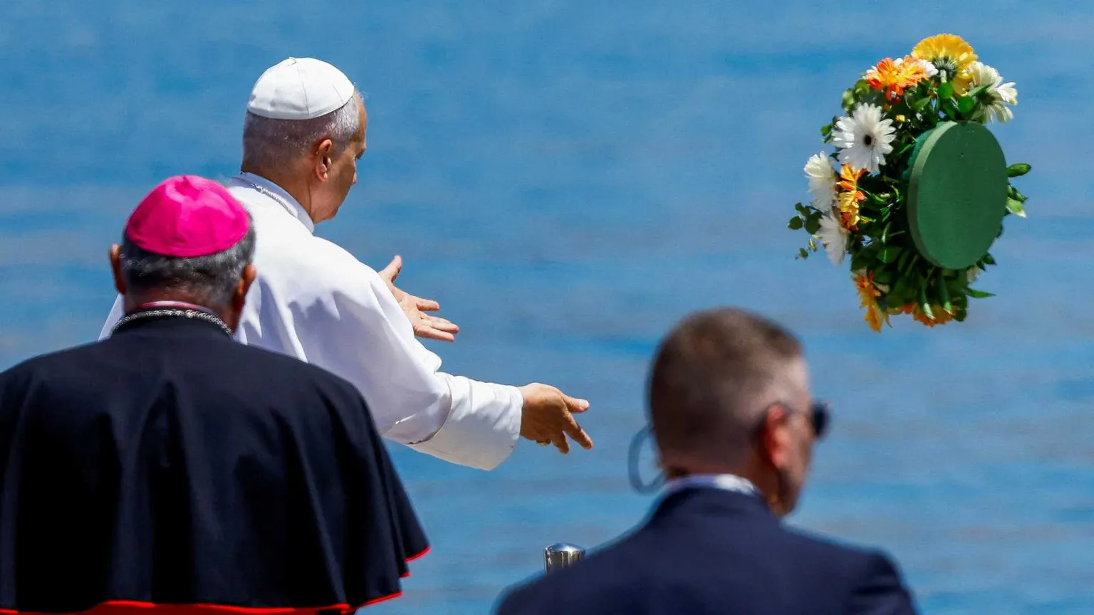 Il Papa al "porto della vergogna": mi inchino sui migranti, nessuno ha il diritto di disprezzarli