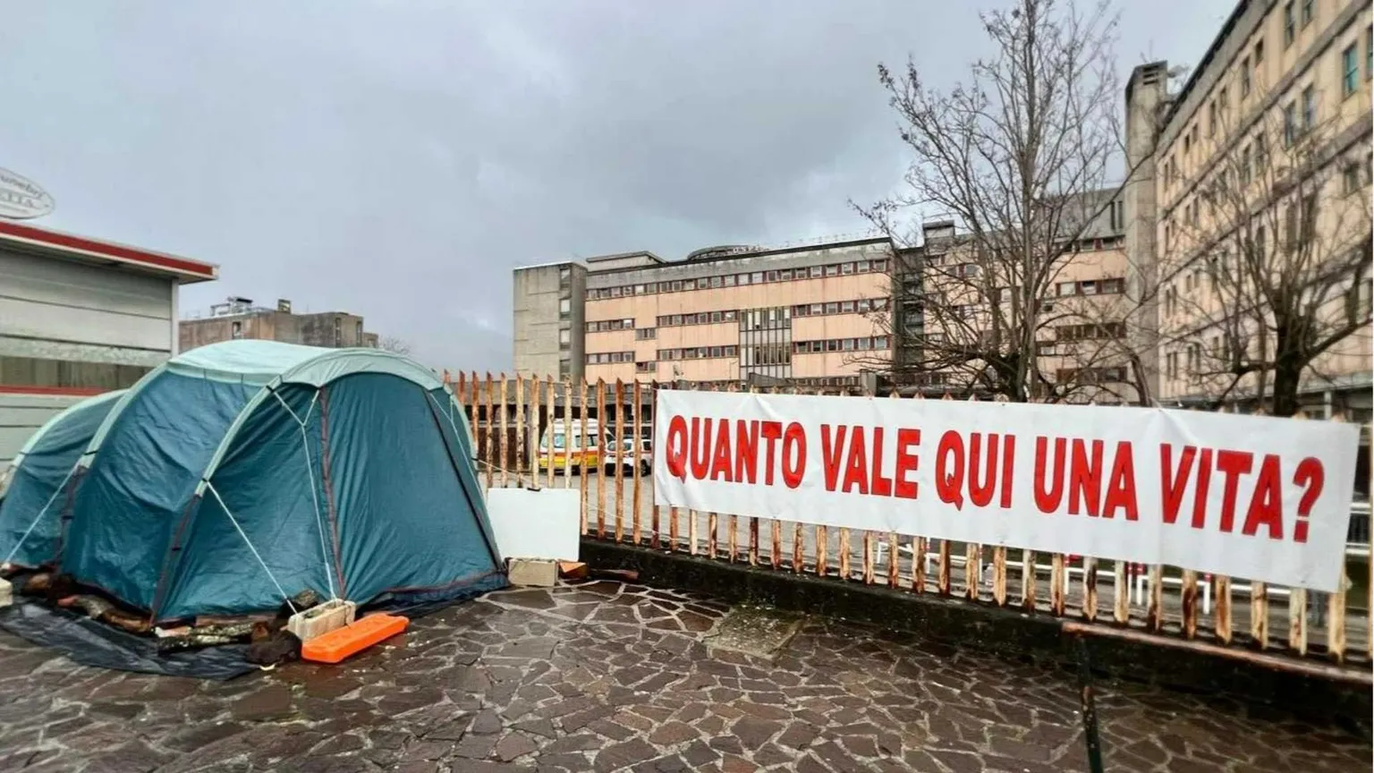 Il sindaco di Isernia ha tolto la tenda davanti all'ospedale