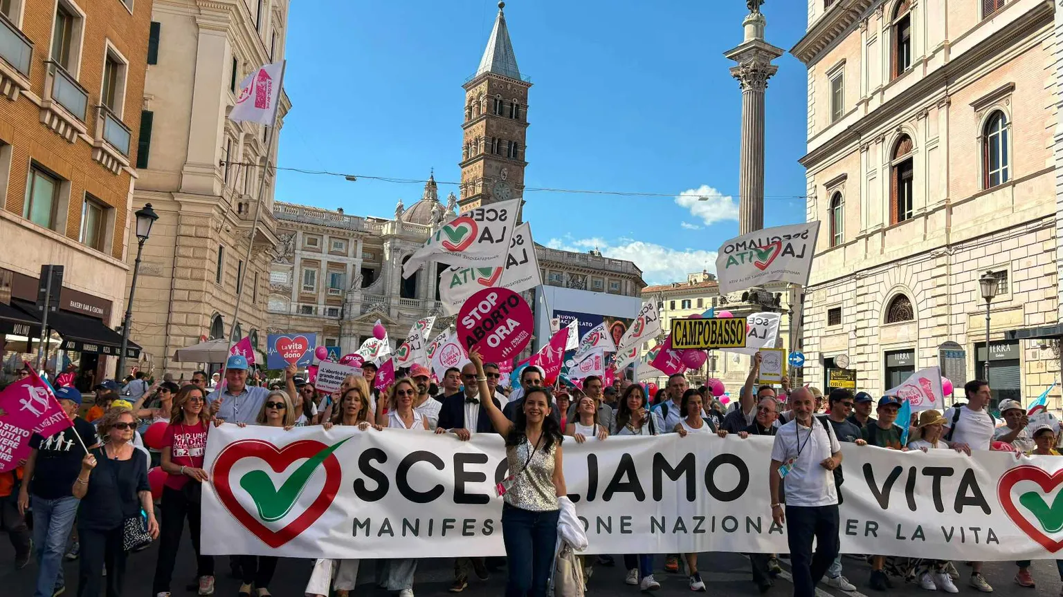 «La vita, il primo dei diritti». Un popolo ha marciato a Roma per custodirla