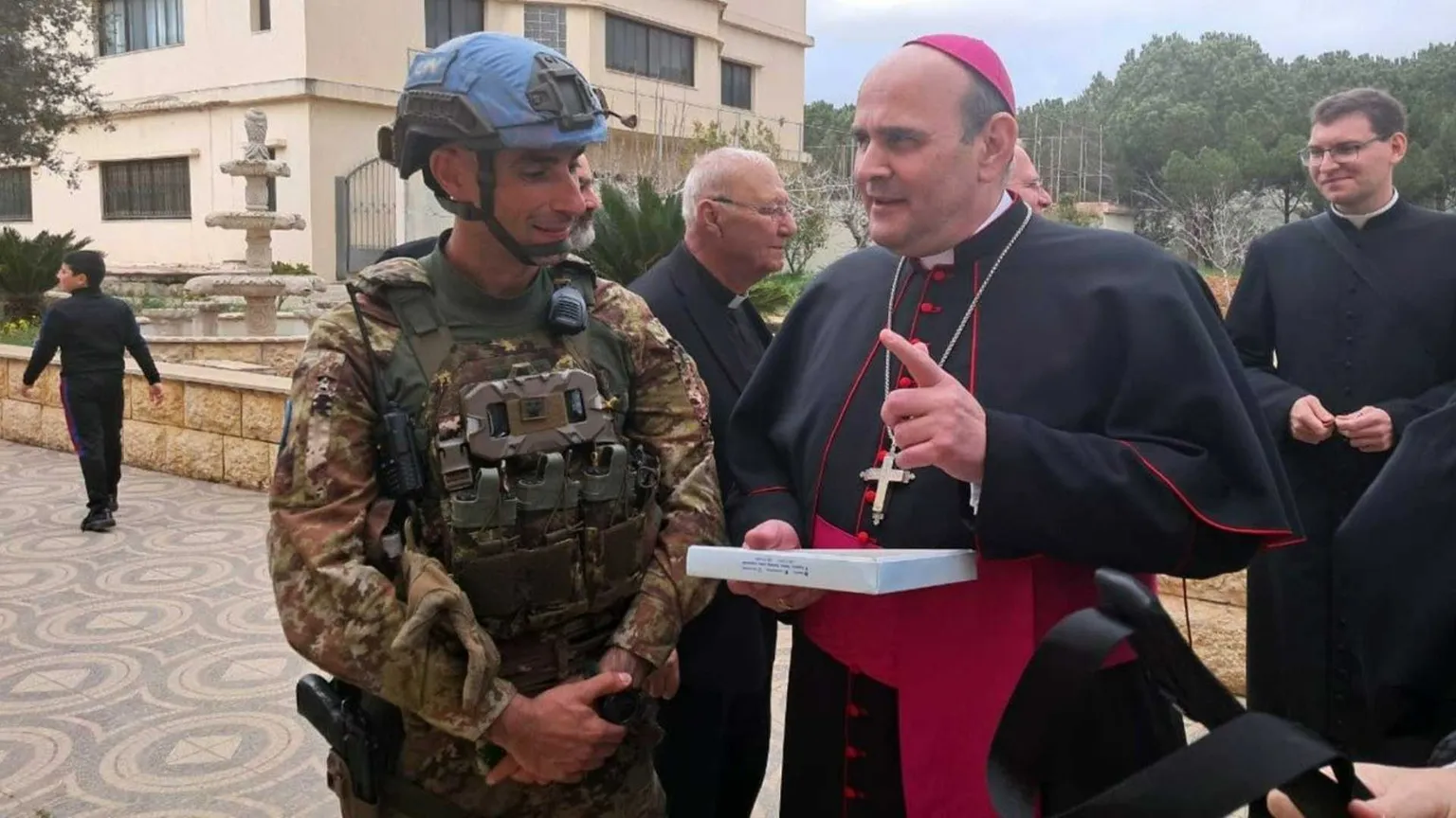 Il nunzio apostolico Paolo Borgia in visita alla comunità di Tiro durante una delle sue missioni: giovedì scorso è tornato nella cittadina del Libano meridionale