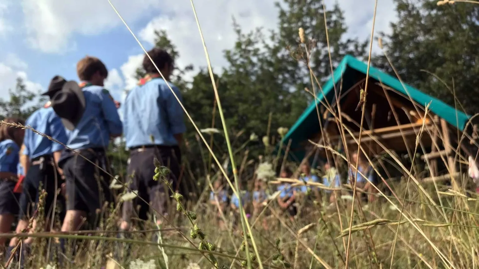 Scout a Messa in un campo