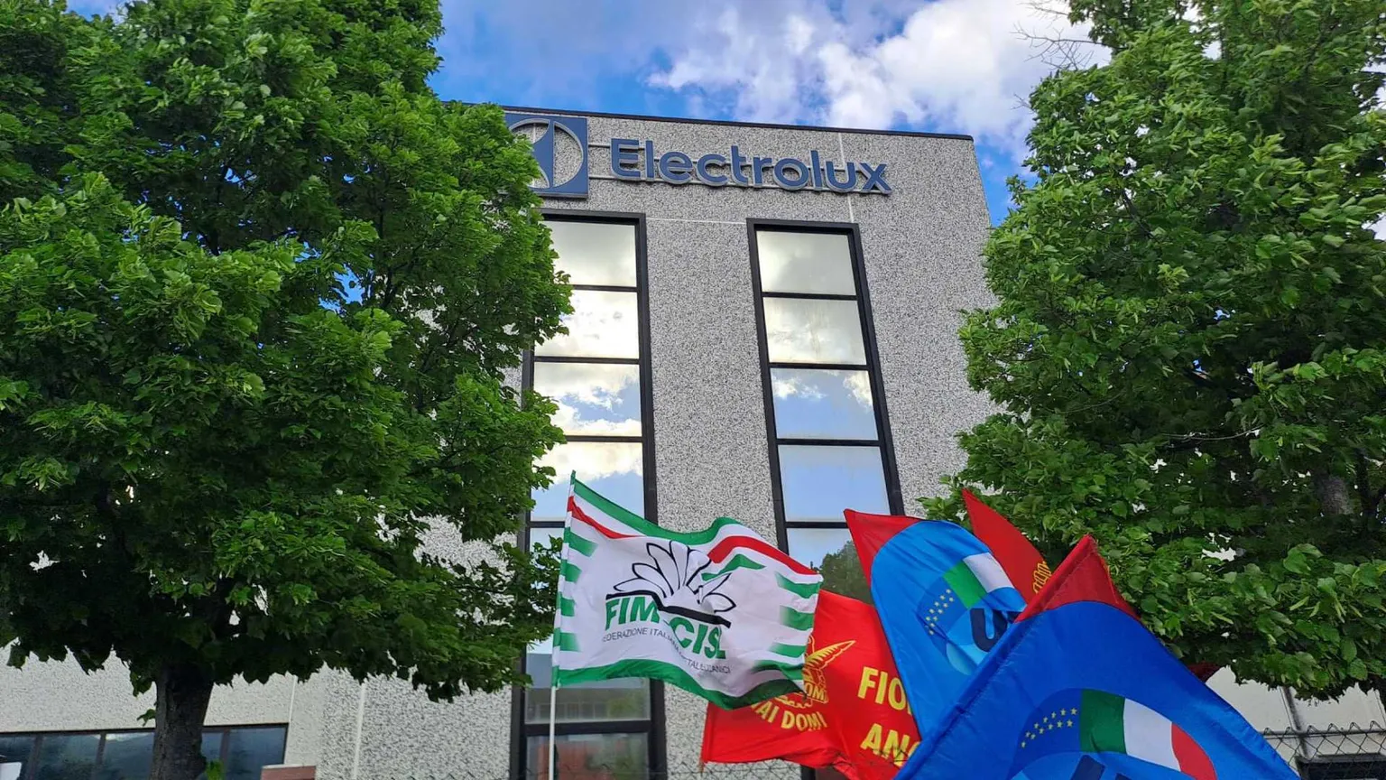 La multinazionale Electrolux congela licenziamenti e chiusure per 50 giorni