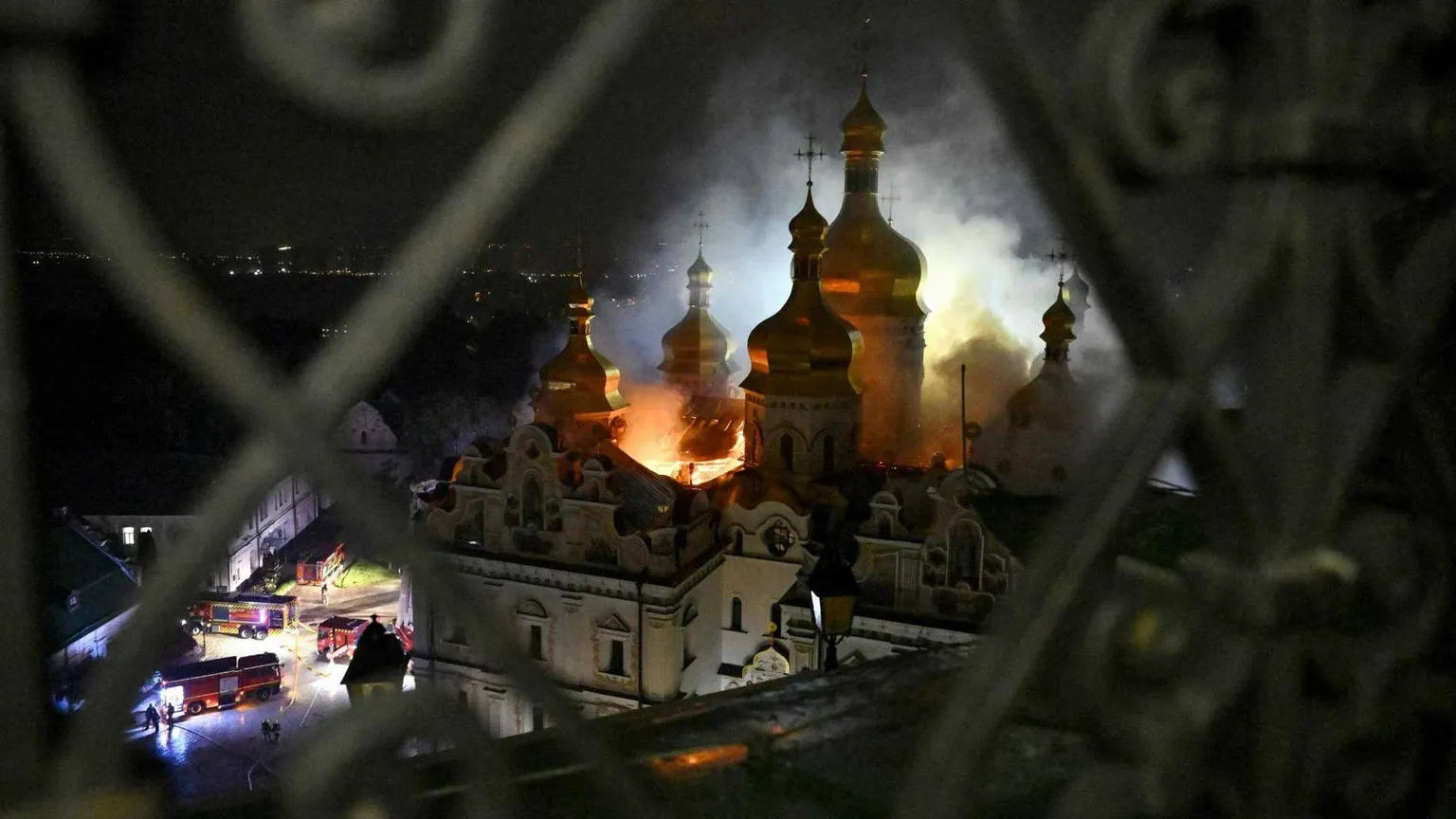 Fuoco sulla Dormizione di Kiev. La guerra colpisce l’anima di un popolo