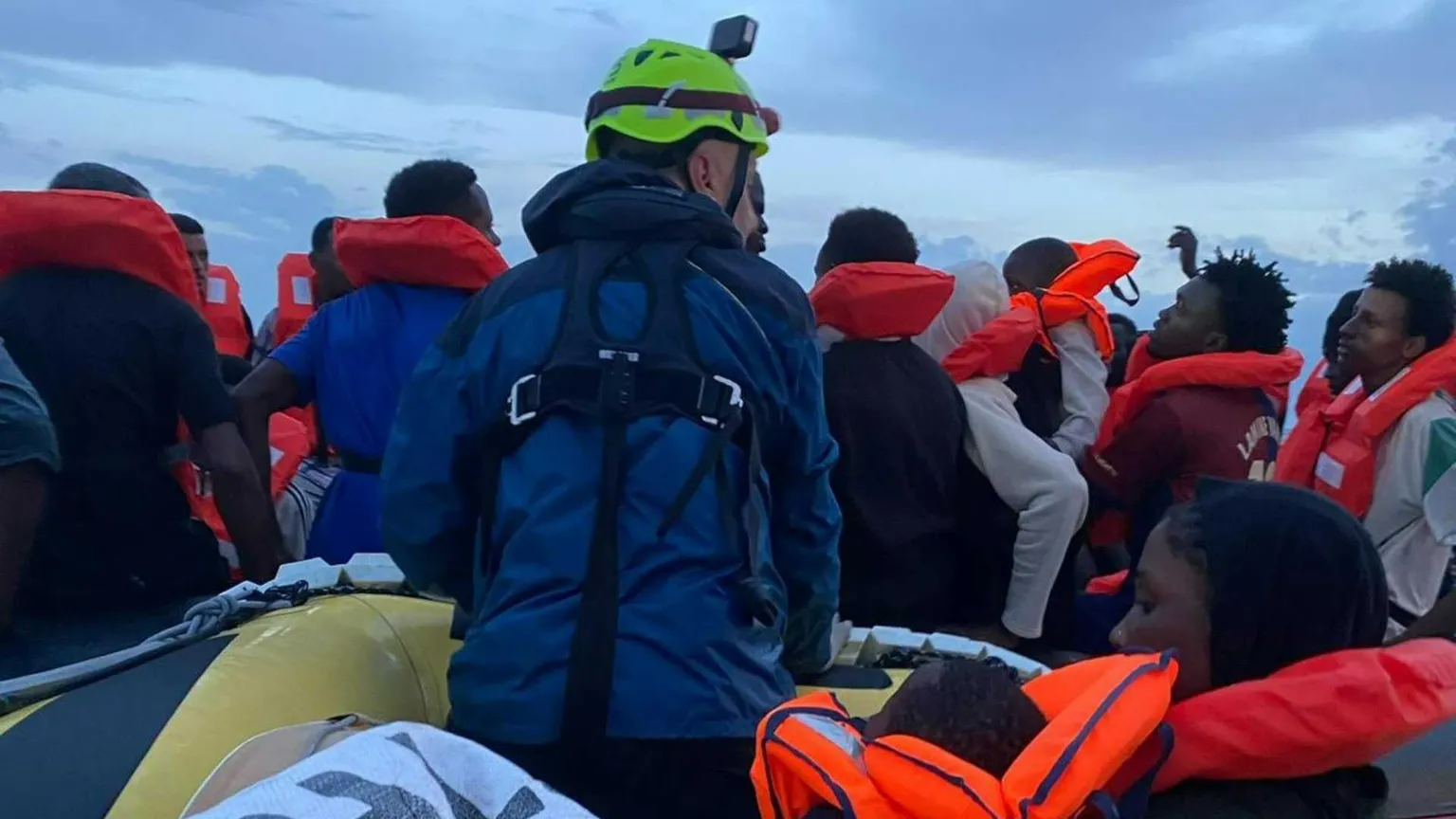 Orrore nel Mediterraneo: 15 corpi senza vita spiaggiati sulla costa di Tripoli