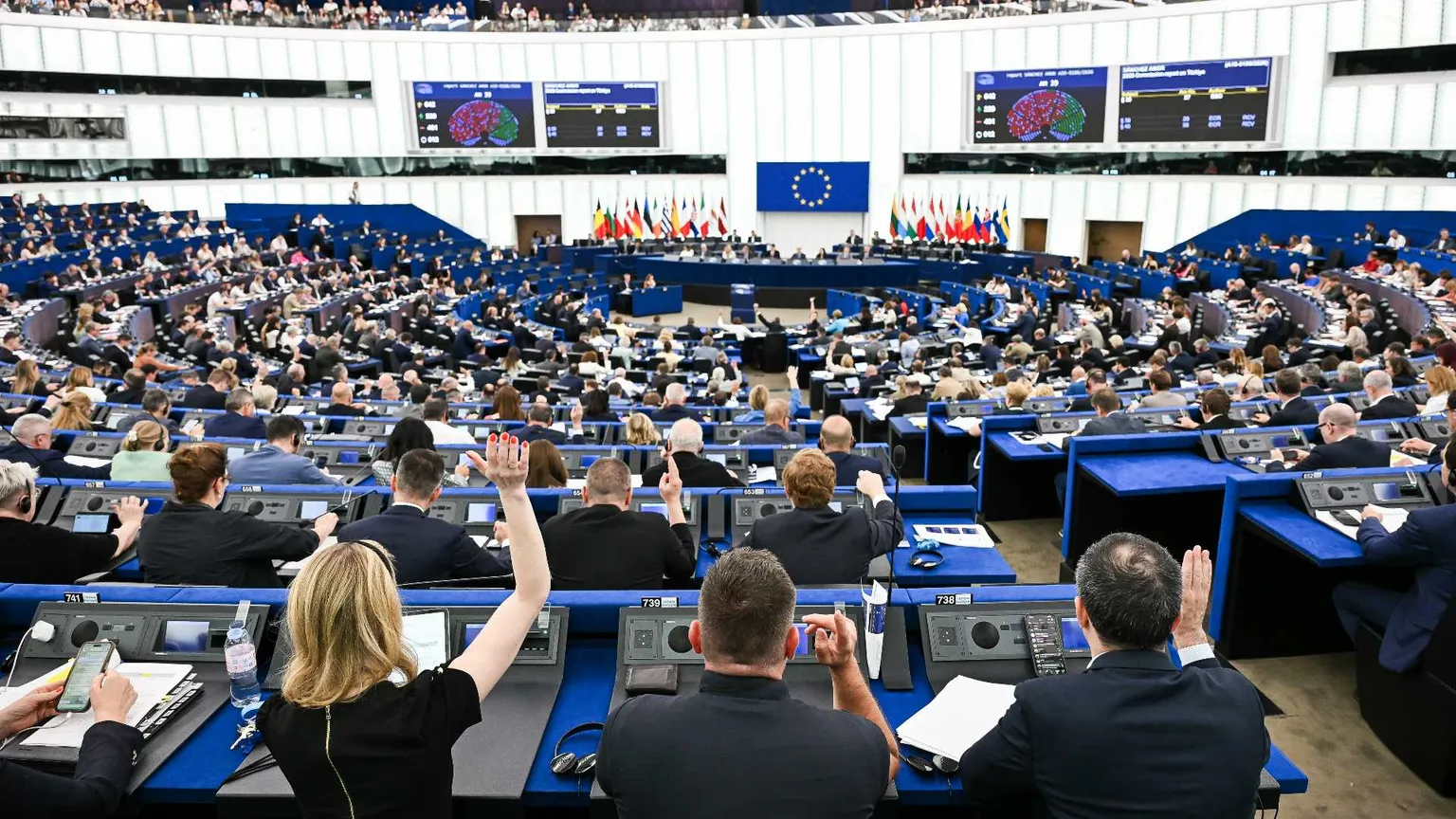 Al Parlamento europeo passa la stretta sui rimpatri: asse tra Ppe e destre.
Meloni esulta: «L'Europa segue l’Italia sul modello Albania»
