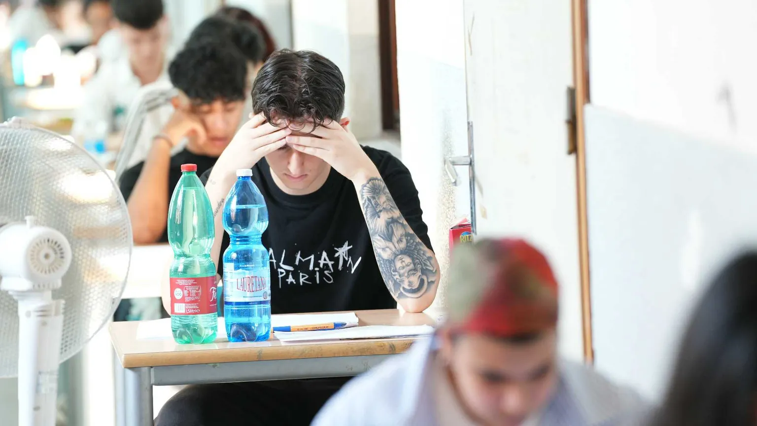 Tutte le tracce, gli autori e le proteste: come sta andando la prima prova della Maturità