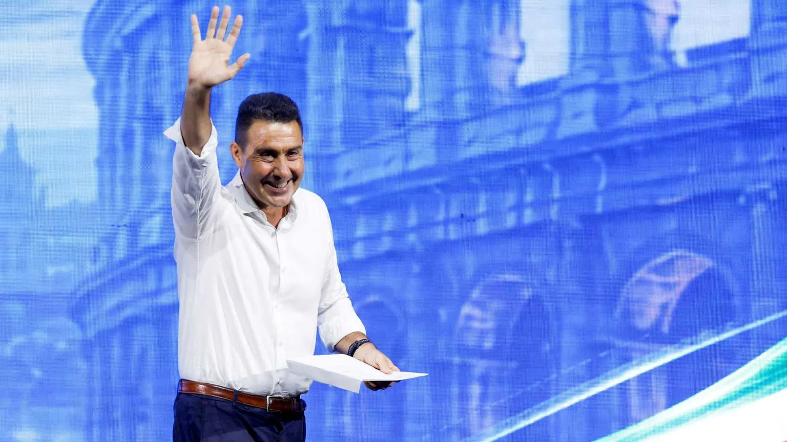 Roberto Vannacci saluta i suoi sostenitori a un comizio