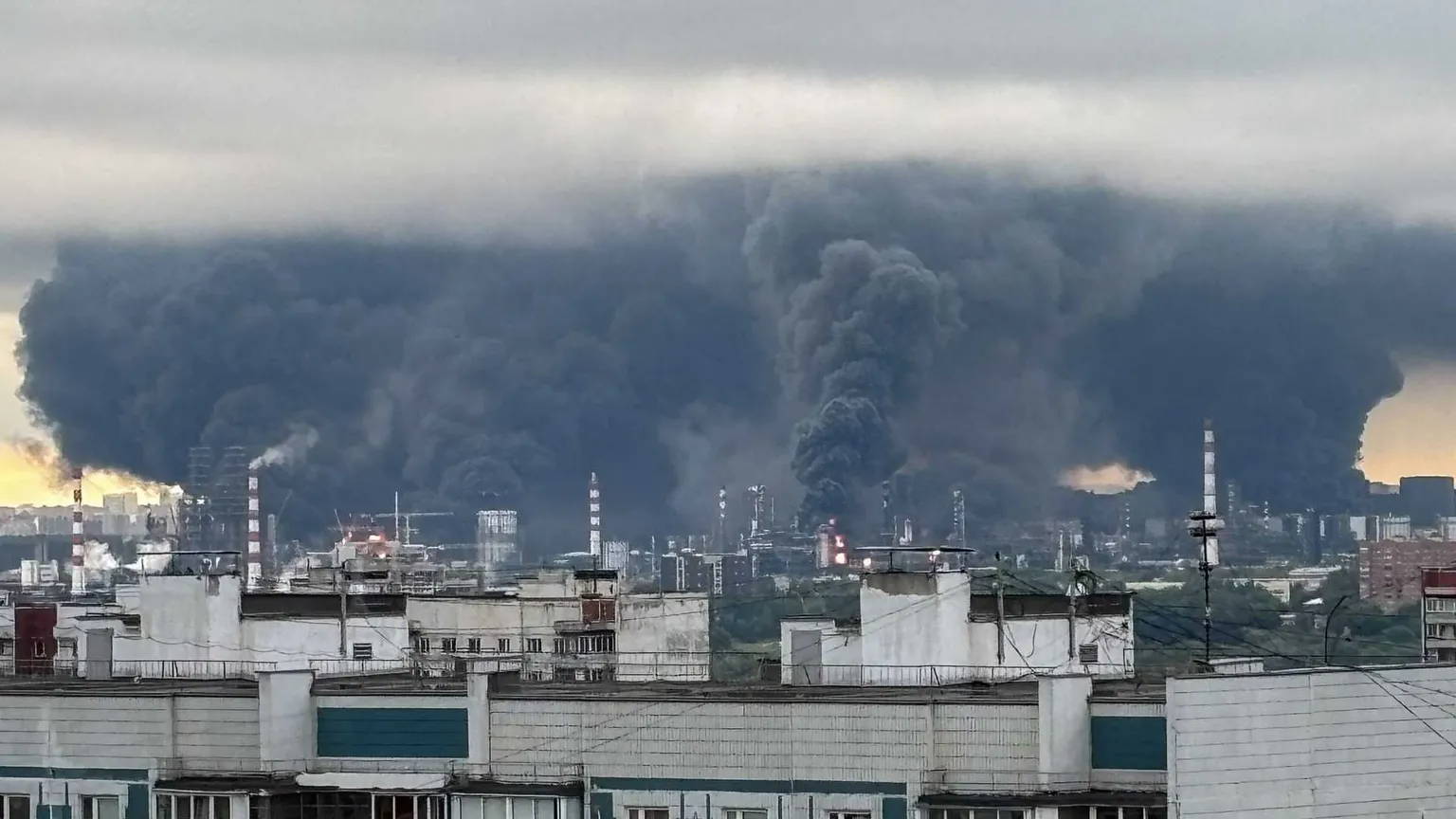 Droni ucraini su Mosca, 16 feriti. A fuoco una raffineria