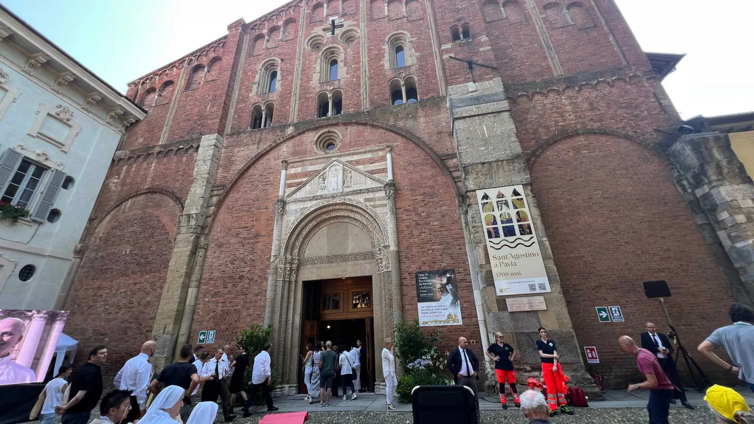 Boom di pellegrini a Pavia. È l'effetto Leone XIV, che oggi visita la città sui passi di sant'Agostino