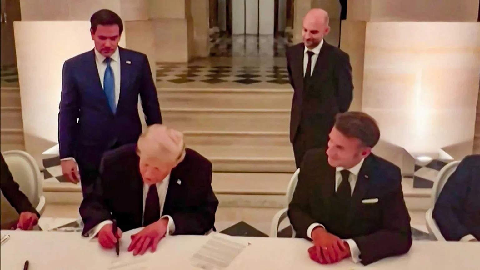 La firma di Trump a Versailles