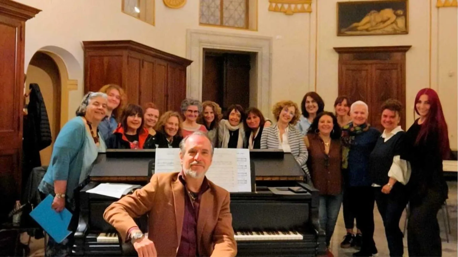 Il maestro Gava con le coriste della Cappella Leonina / S.DATTILO