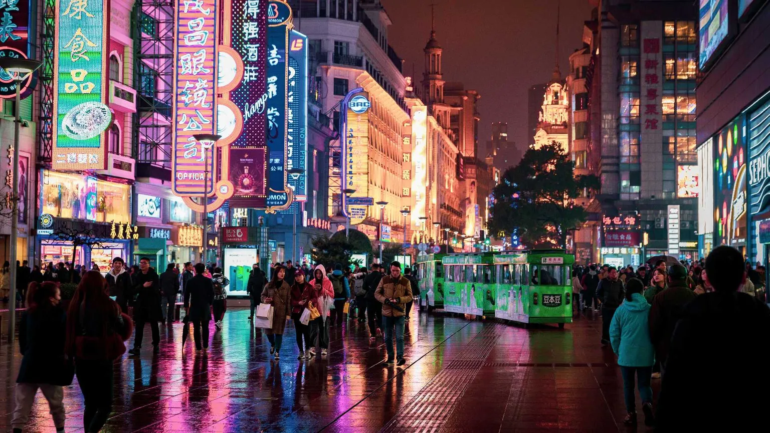 Viaggio nella Cina che non ci parla,
e non le interessa farlo