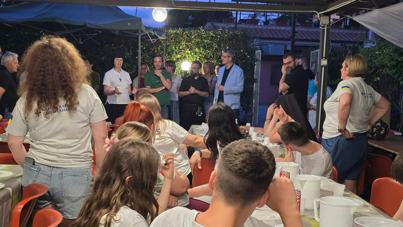 Se a Roma il gioco di due ragazze (una russa e una ucraina) apre vie di pace