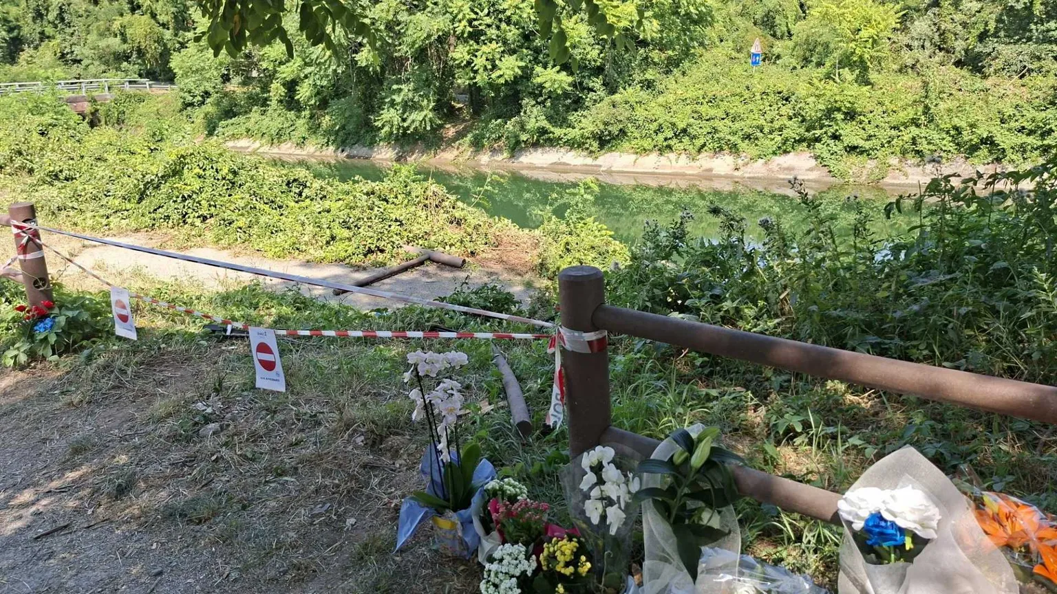 Sulla riva del canale dove sono morti 3 adolescenti, tra fiori e rimpianti