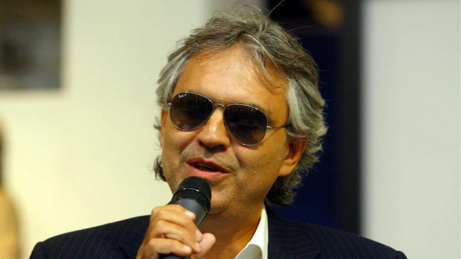 Bocelli premiato per la leadership e la benevolenza insieme a Giulia Lapertosa