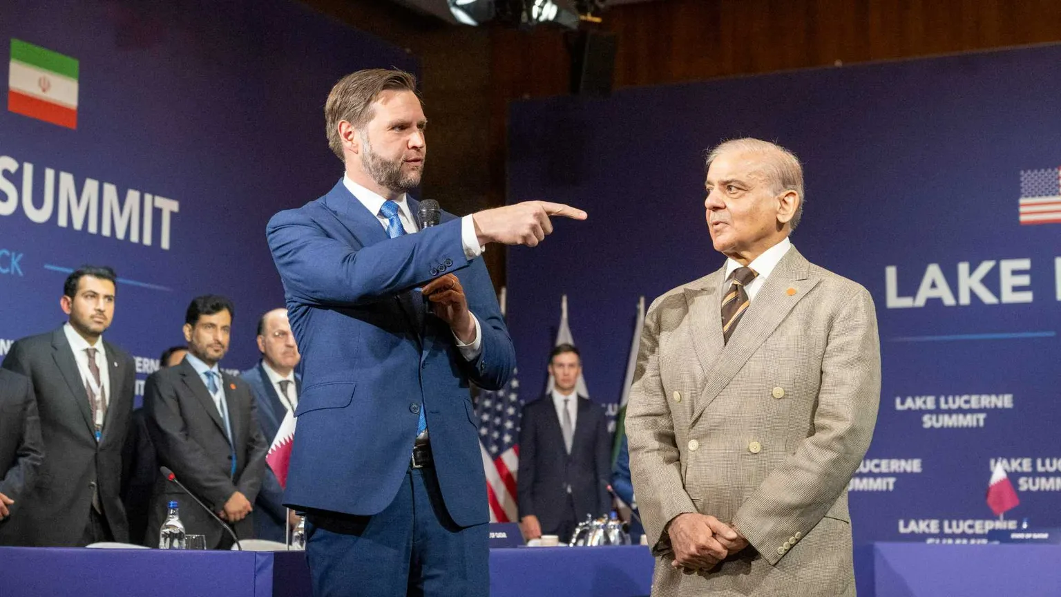 Il vicepresidente degli Stati Uniti JD Vance e il primo ministro del Pakistan Shehbaz Sharif durante i colloqui tra Stati Uniti e Iran presso il resort Buergenstock a Obbuergen, vicino a Lucerna, in Svizzera
