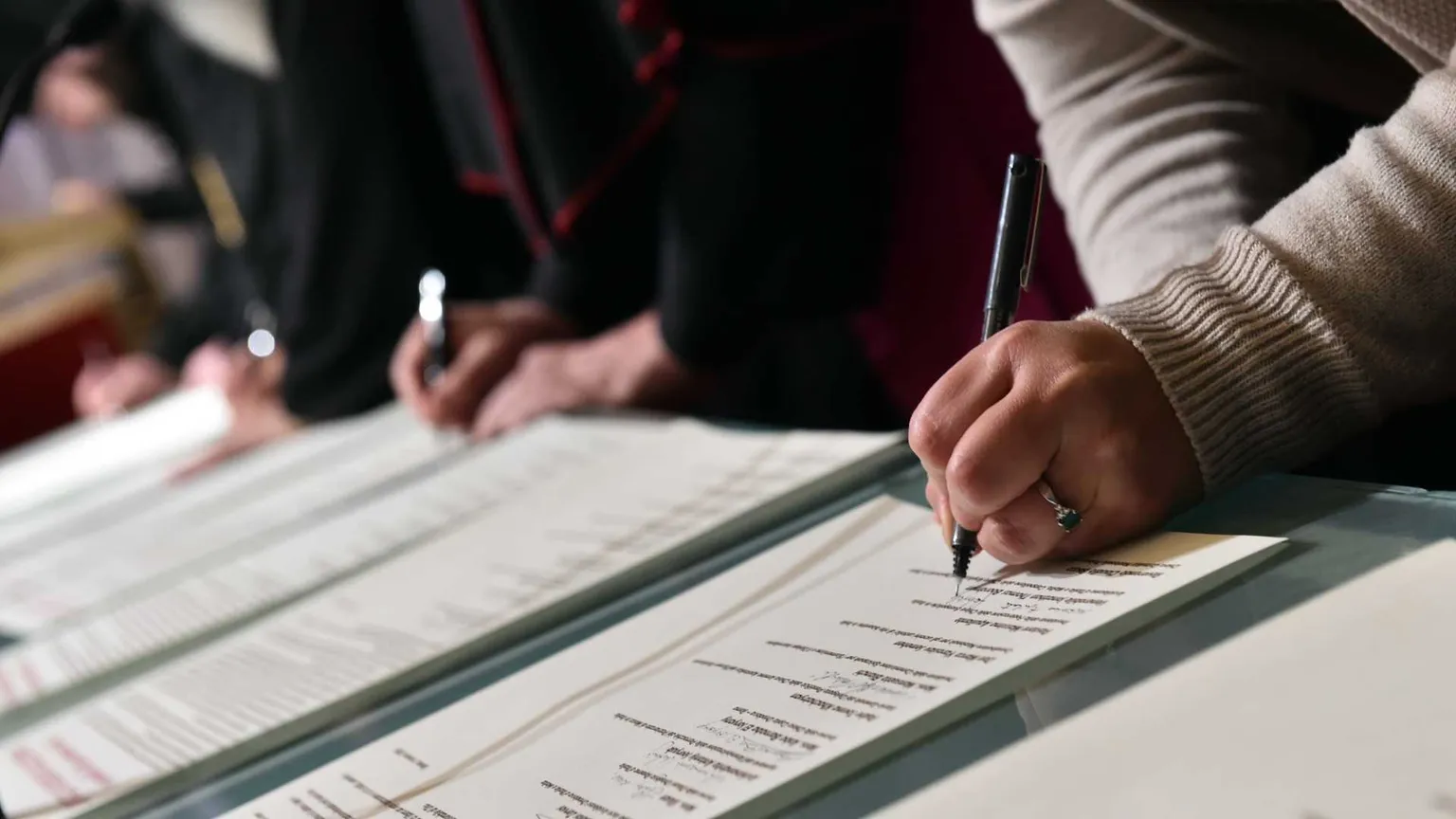La firma di un documento ecumenico / SICILIANI