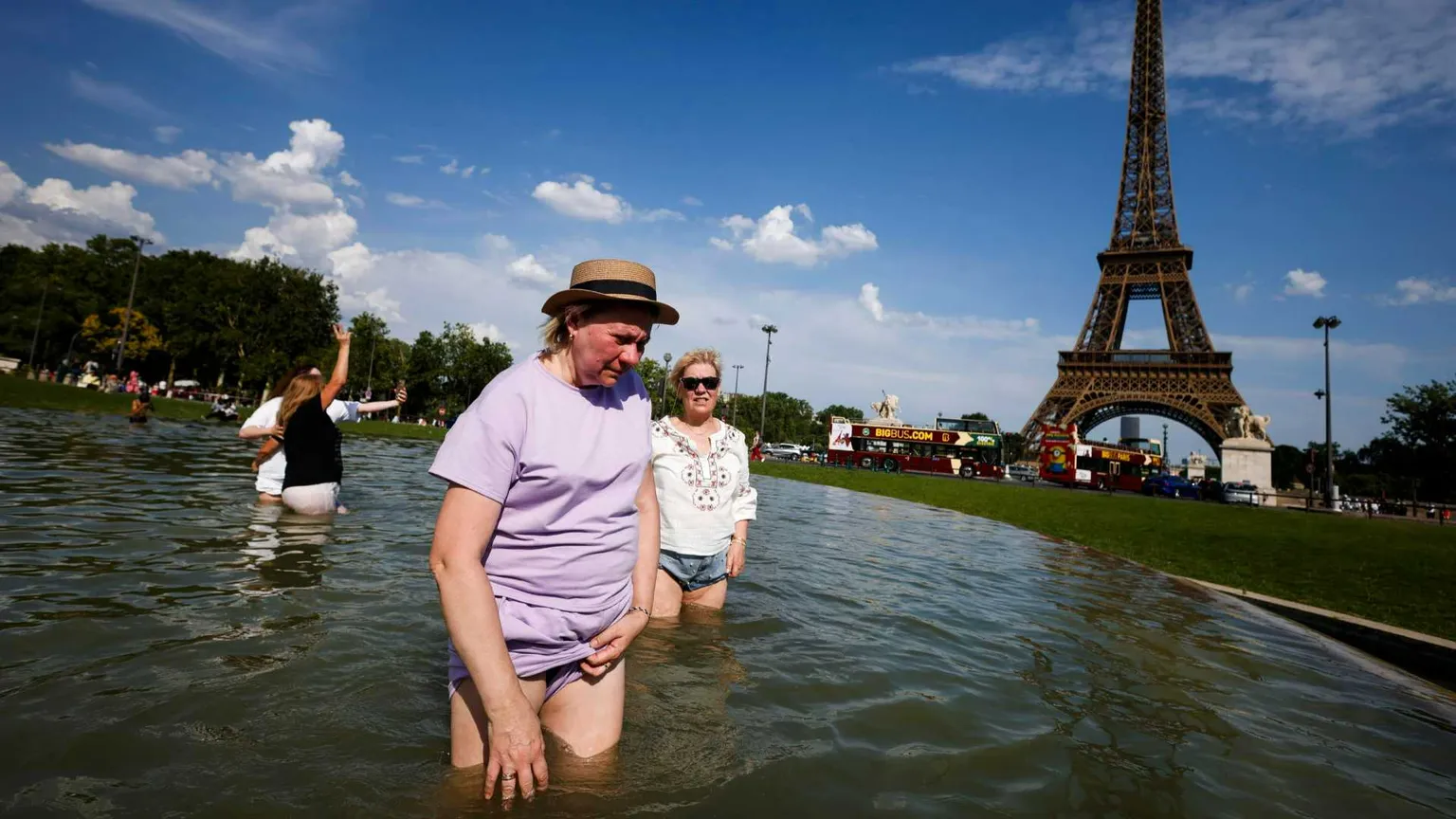 Turisti cercano refrigerio nell'acqua vicino alla Tour Eiffel