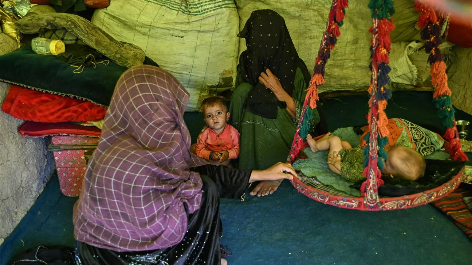 L'Afghanistan alla fame si vende anche i figli