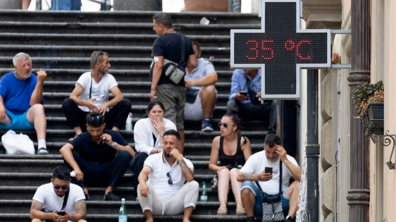 Il caldo non dà tregua: ma il prezzo più alto dell’afa lo pagano i poveri