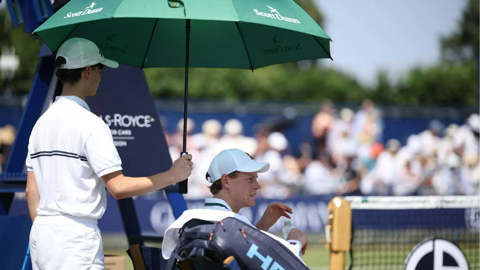 Ombra per Sinner al Giorgio Armani Tennis Classic tournament di Londra, dove il giocatore ha usato anche il giubbotto refrigerante