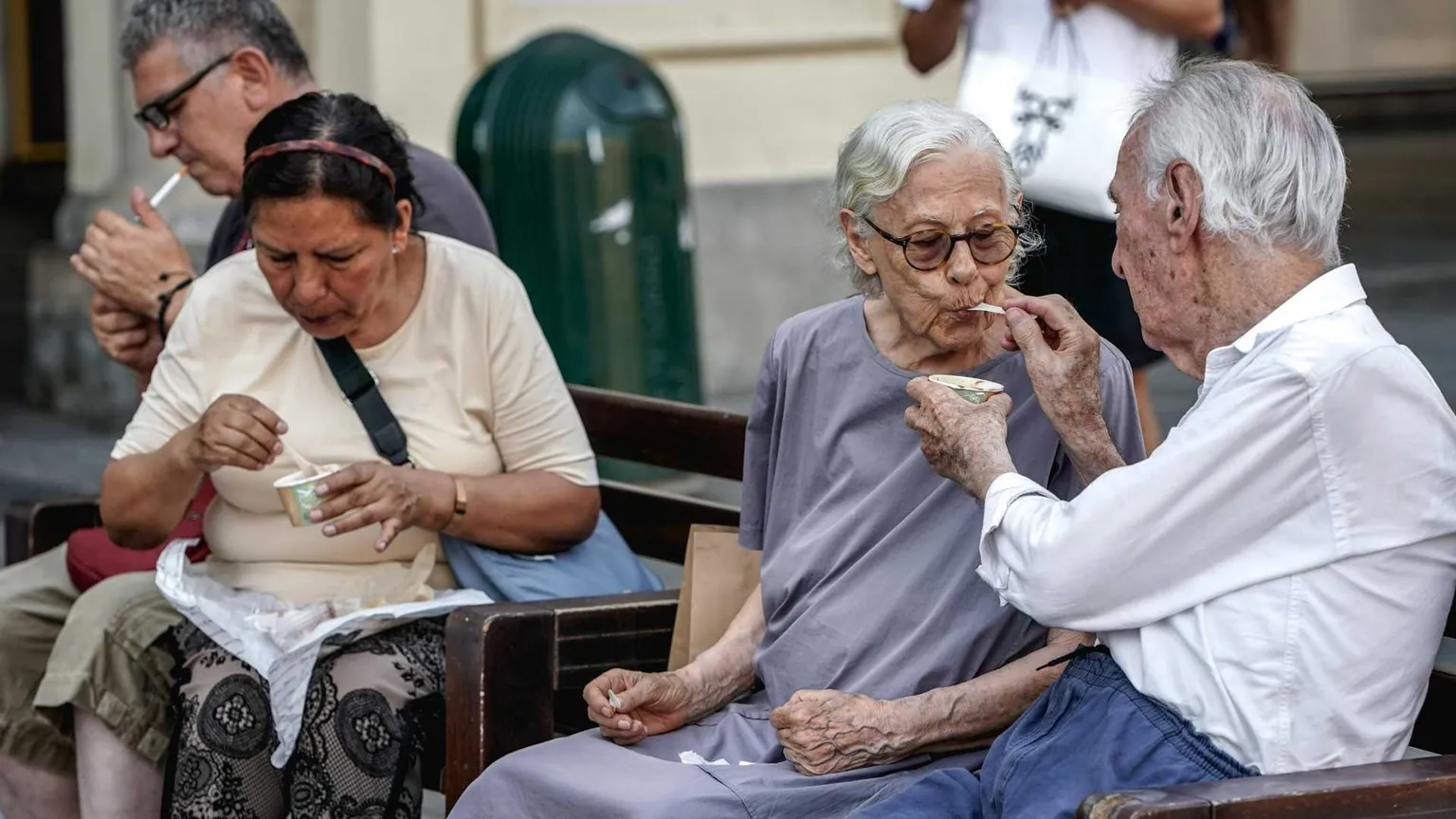 Il caldo, gli anziani e la fraternità che protegge