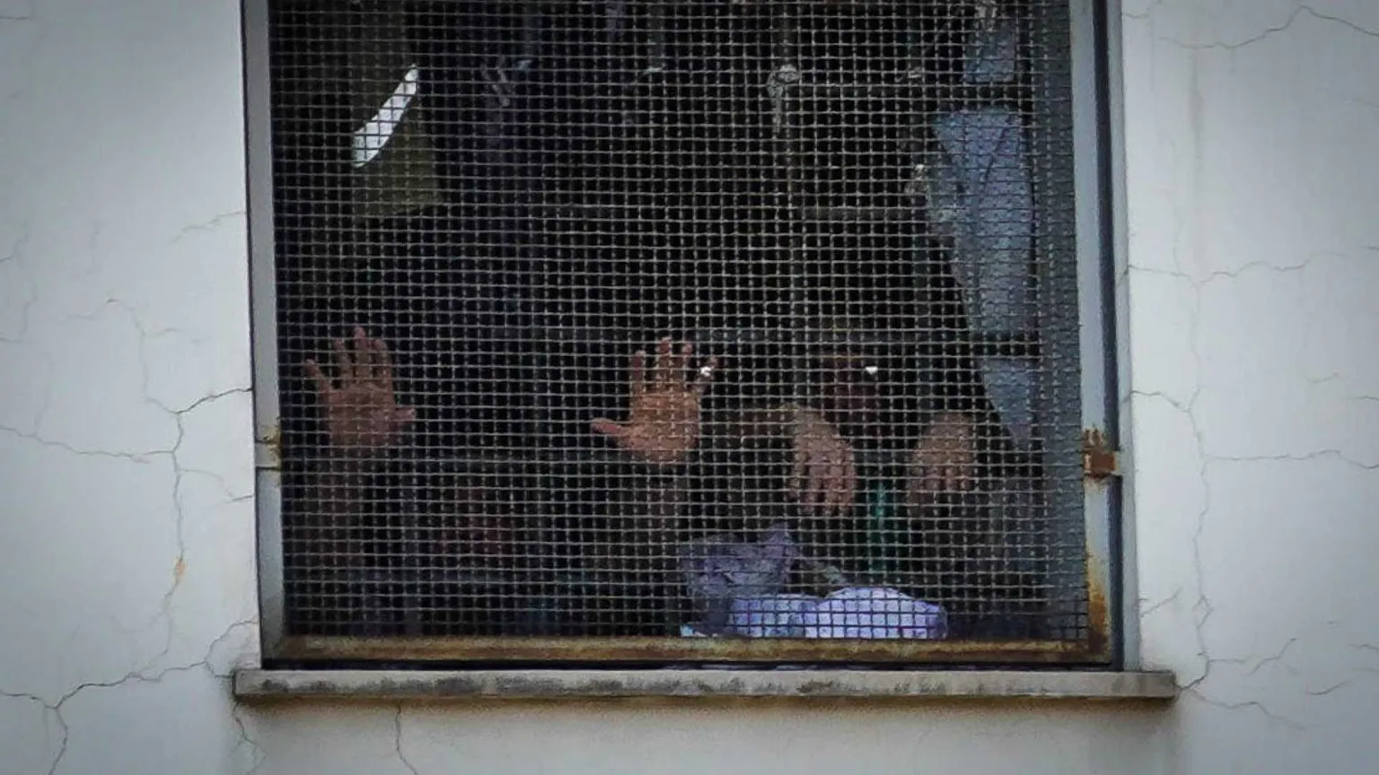 Dietro le sbarre a 40 gradi, senza frigoriferi né ventilatori: le carceri sono una polveriera
